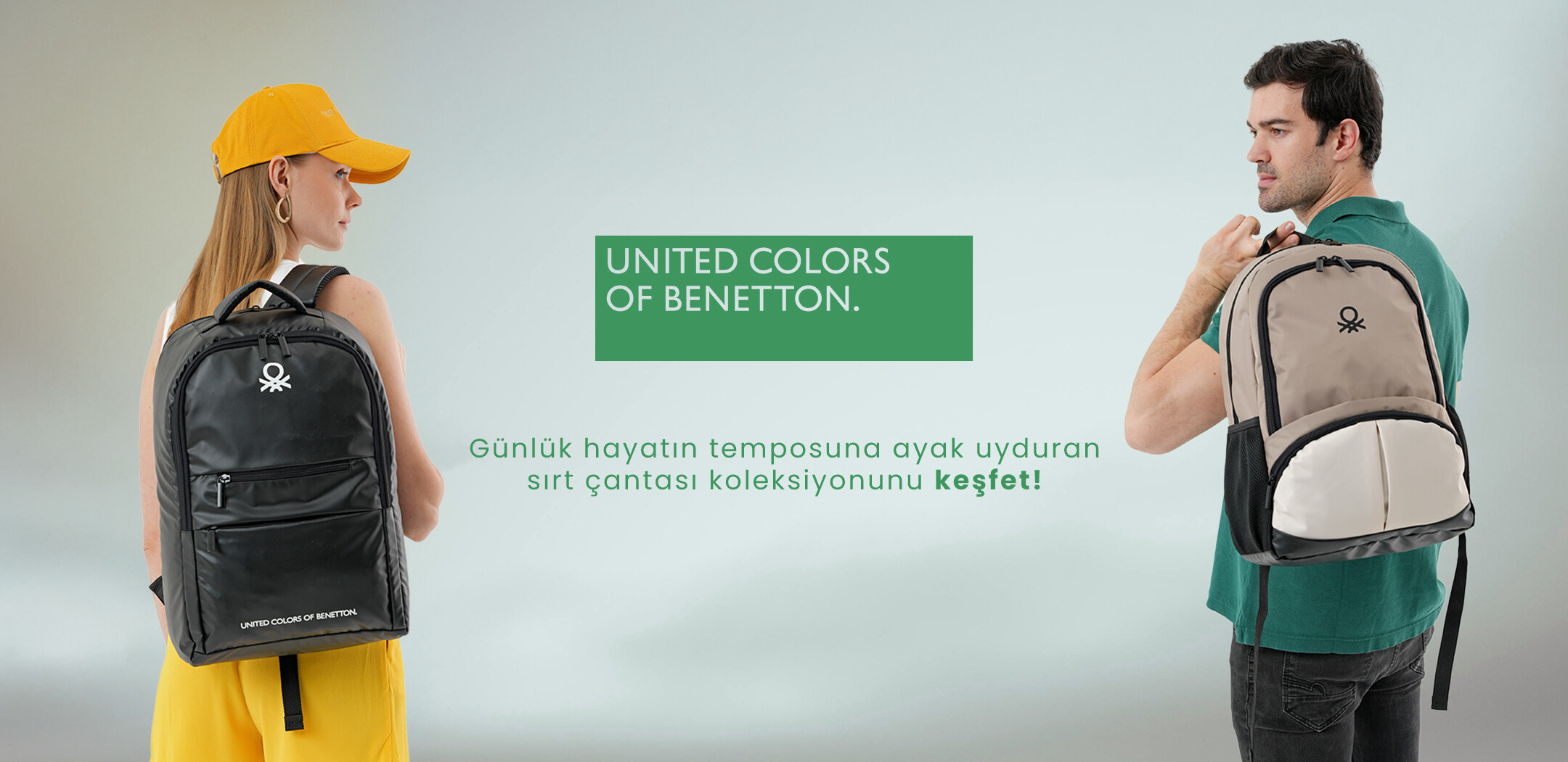 united colors of benetton çanta giyen insanlar